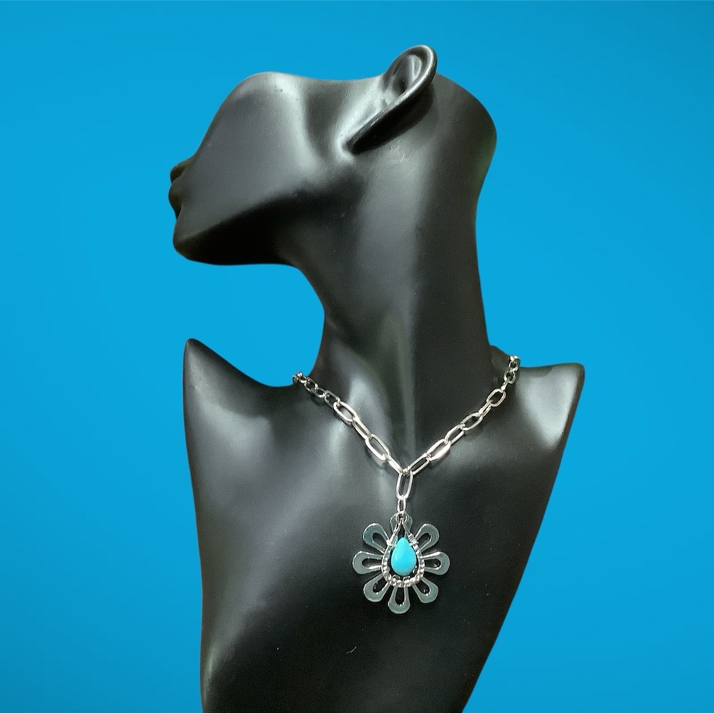 Boho Western Chic Silver and Turquoise Flower Pendant Necklace. NWT